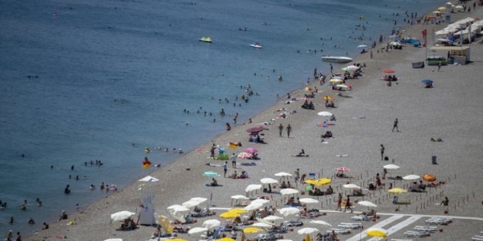 Antalya'da sıcaktan bunalan denize koştu