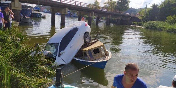 Otomobil, nehir kenarındaki teknenin üzerine düştü