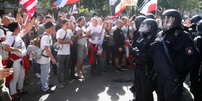 'Korona bize işlemez' diyen eylemcileri sosyal mesafeye uymadıkları için polis dağıttı