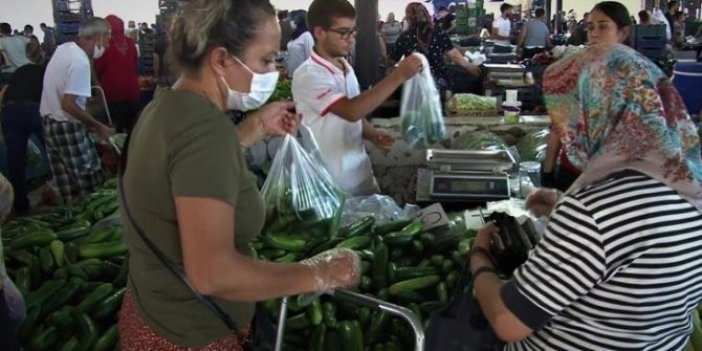 Semt pazarında korkutan görüntü: sosyal mesafe ve maske unutuldu