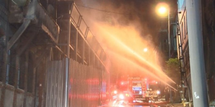 Beyoğlu'nda yangın! Metruk bina kül oldu