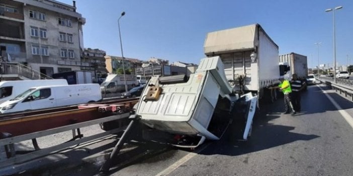 Beylikdüzü'deki TIR kazası trafiği kilitledi