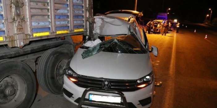 Elazığ'da çarpışan iki araç savruldu! Park halindeki TIR'ın altına girdi