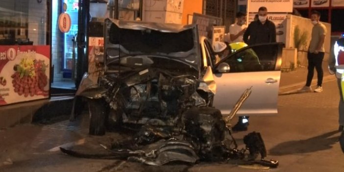 İstanbul'da kaza! Otomobilin motoru fırladı! Dökülen yağ ikinci kazaya neden oldu