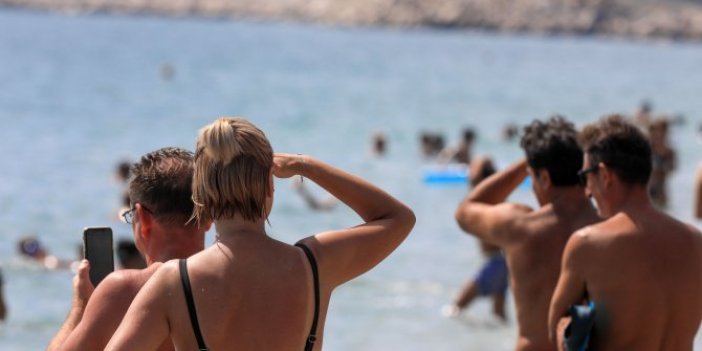 Antalya sahilinde hareketli anlar: Herkes gözünü ayırmadan izledi