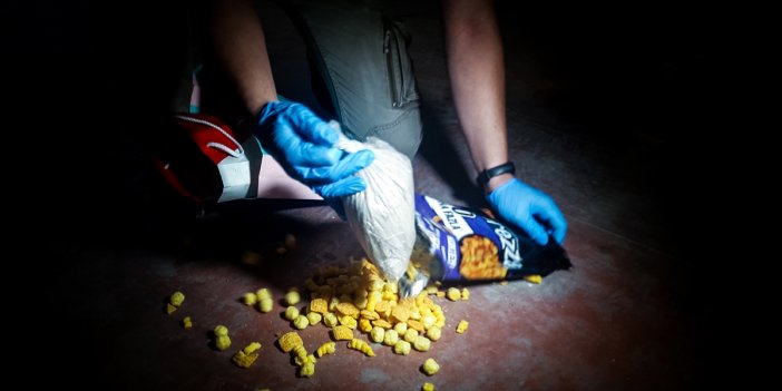 Bursa’da cips paketine saklanmış eroini narkotik köpeği Fırtına buldu