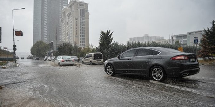 İstanbul Valiliği kuvvetli yağışın biteceği saati açıkladı