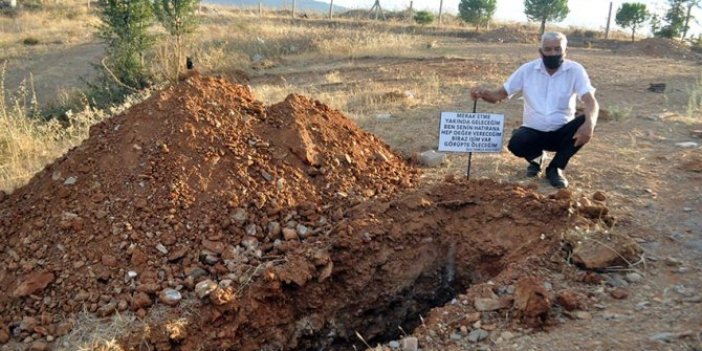 Eşinin hasretine dayanamadı kendi mezarını kazdırdı, baş ucuna öyle bir şey yazdırdı ki