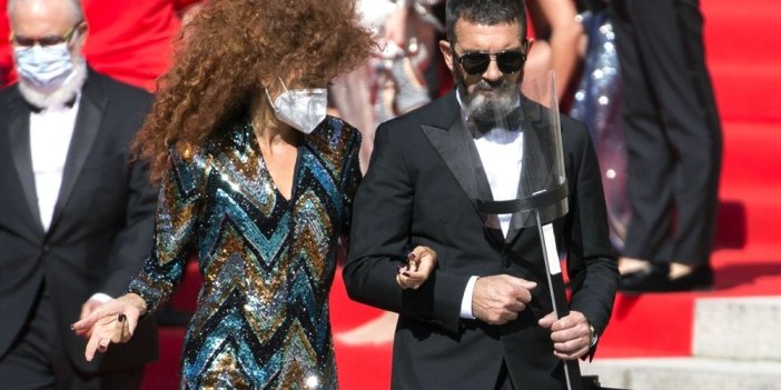 Antonio Banderas'tan korona virüs önlemi Competencia Oficial setine siperlikle geldi