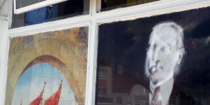 Atatürk posterine çirkin saldırı