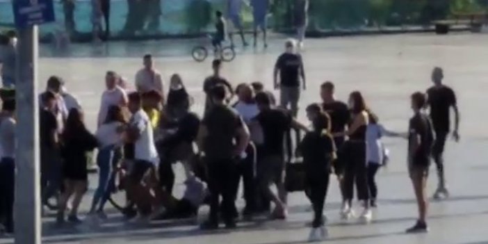 Şehir göbeğinde kavga eden kızlar, zor ayrıldı