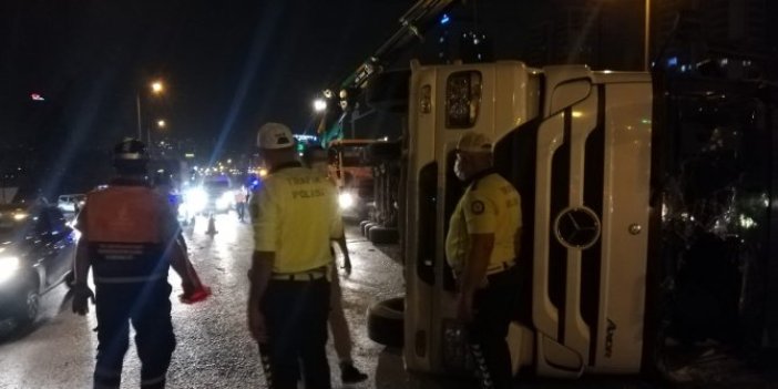 TEM'de şoför virajı alamadı, TIR devrildi