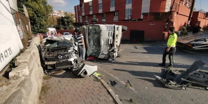 Gaziosmanpaşa'da kamyonet otomobile çarptı: 4 yaralı