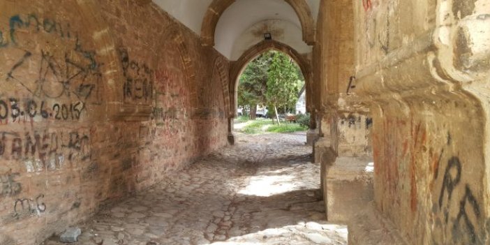 Aydın’da tarihe büyük saygısızlık. 264 yıllık külliyenin duvarlarını bakın ne hale getirmişler