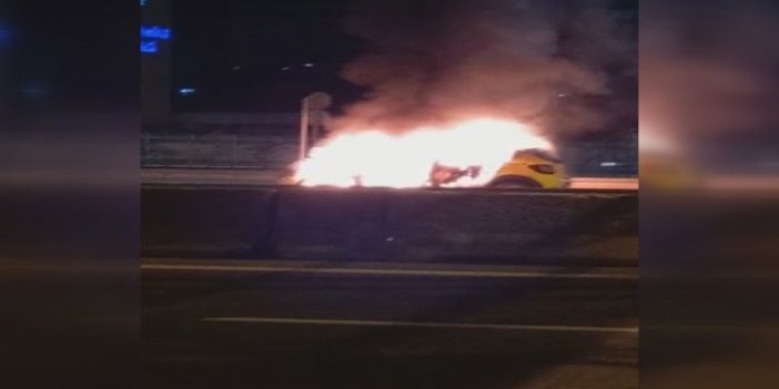 Kadıköy'de hareket halindeki taksi alev alev yandı