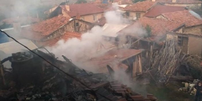 Kütahya'da 2 katlı ev alev alev yandı
