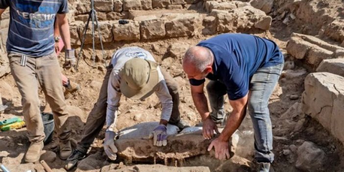 Golan Tepeleri'nde bulundu. 1700 yıllık taşta Suriye köyü çıktı