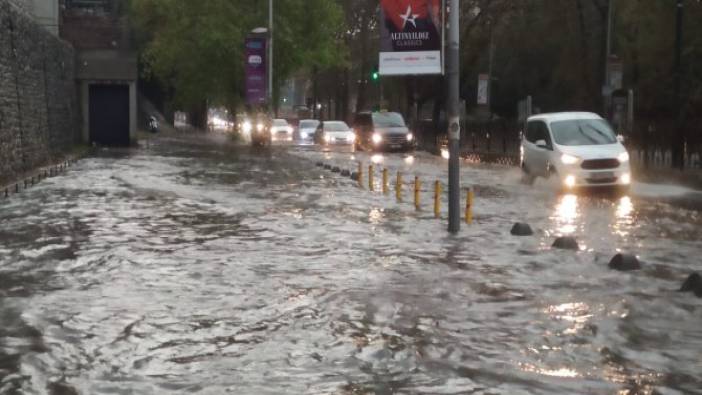 Yağmur İstanbul'u böyle vurdu. Caddeler ve yollar göle döndü