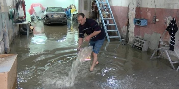 Büyükçekmece sanayi sitesini su bastı. Zor anlar yaşayan işyeri sahipleri kovalarla su tahliyesi yaptı