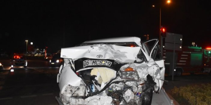 İzmir'de otomobillerin çarpıştığı araçta 5 kişi yaralandı