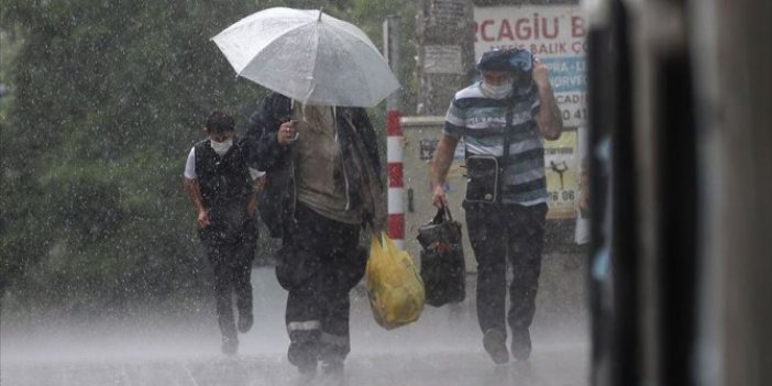 Dışarı çakacaklar dikkat. İstanbullular sabaha sağanak yağışla uyandı. Meteoroloji'den 18 il için uyarı.