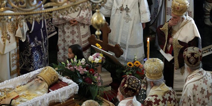 Herkesin öptüğü koronalı piskoposun cenazesini yönetmişti. Patrikte de korona çıktı