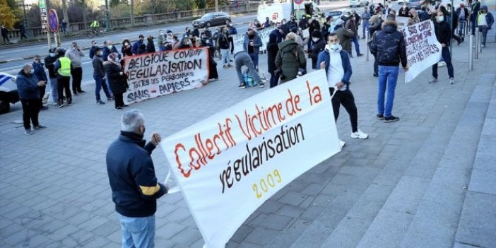 Belçika'da düzensiz göçmenler oturum izni için gösteri düzenledi