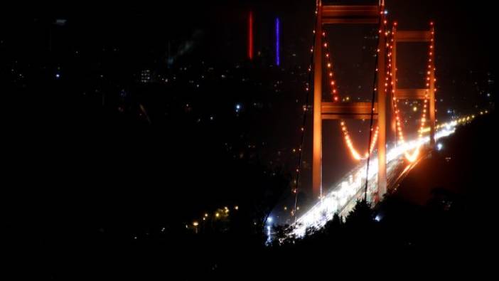 İstanbul'da köprü turuncuya boyandı