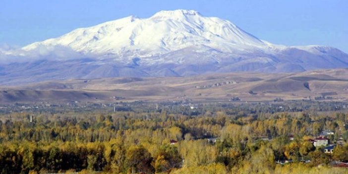 Süphan Dağı'na mevsimin ilk karı yağdı