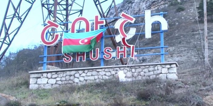 Şuşa'da Azerbaycan bayrakları dalgalanıyor