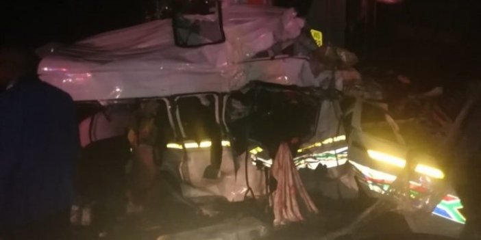 2 kamyon ve minibüs çarpıştı: Kadınlar öldü