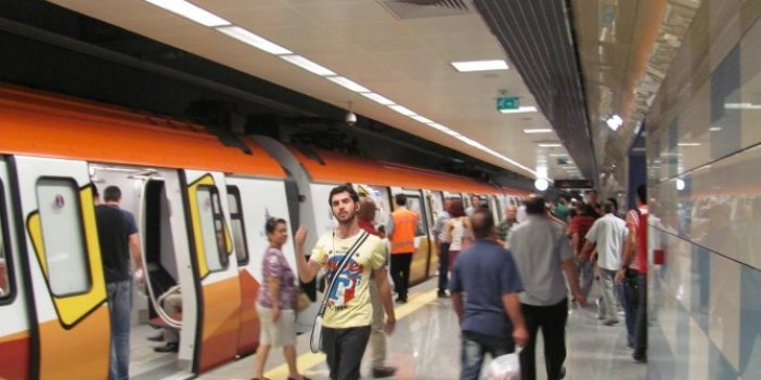 Metro gelirken raylara atladı