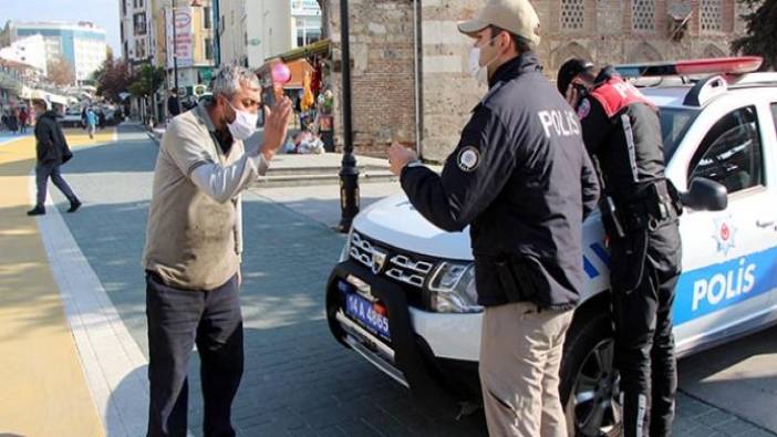 Maskesini yarım taktığı için ceza yedi, polisle böyle tartıştı