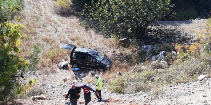 30 metrelik uçuruma yuvarlanan otomobilden sağ çıktılar