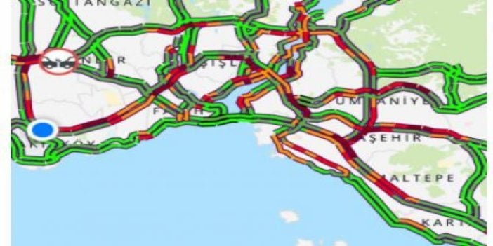 İstanbullu sanki bin yıl evden çıkamayacakmış gibi sokaklarda dolaştı. Yasağa saatler kala yollar kıpkırmızı oldu