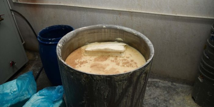 Konya'daki süt banyosu skandalının ardından yeni bir skandal daha. Peynir diye bize bunları yedireceklerdi. Mideniz kaldırmayacak