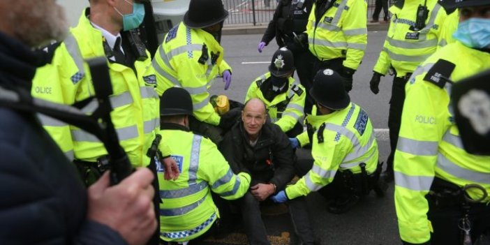 Londra'da karantina ve aşı karşıtı protestolarda çok sayıda gözaltı