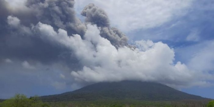 Endonezya'daki Ili Lewotolok Yanardağı'nda art arda büyük patlama. Sesler her yerden duyuldu