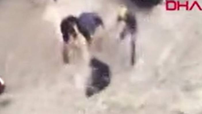 Lübnan'da sel sularına kapılan kuryenin yaşam savaşı. Sırtındaki çantayla metrelerce sürüklendi