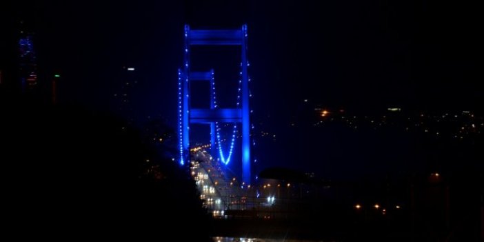 Fatih Sultan Mehmet Köprüsü maviye büründü