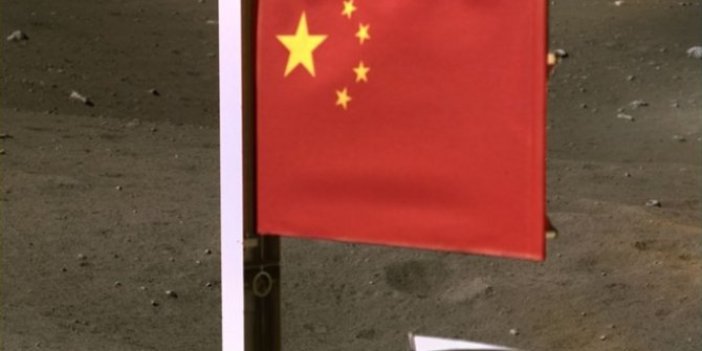 Ay'a Çin bayrağını diktiler