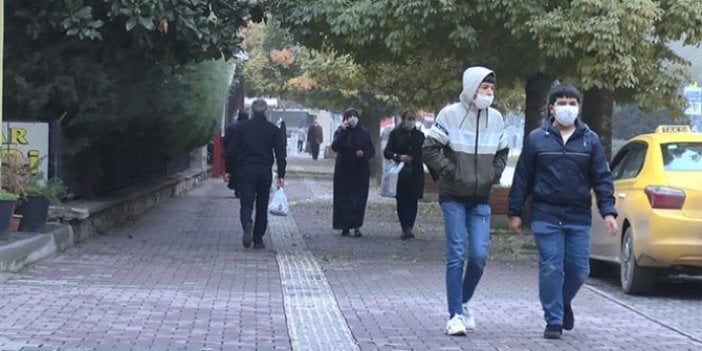 Herkes ailesinden birini koronadan kaybetmeye başladı. Bu ilçenin nüfusu 23 ilden fazla