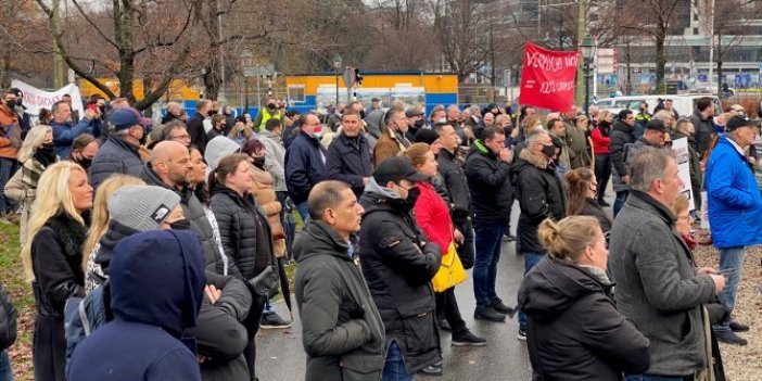 Hollanda'da restoran ve kafe sahipleri, korona önlemlerini protesto etti