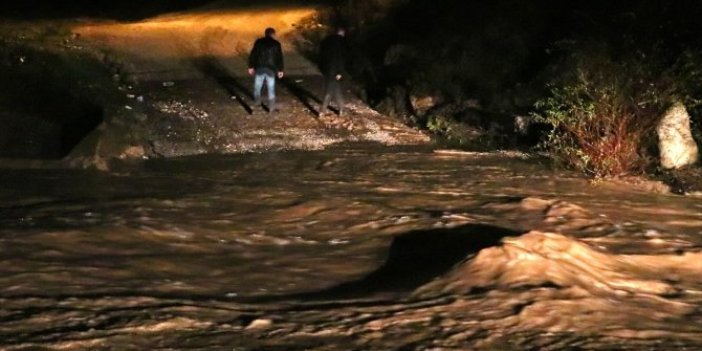 İzmir'de sel felaketi. Sulara kapılan araçtaki 2 kişi aranıyor