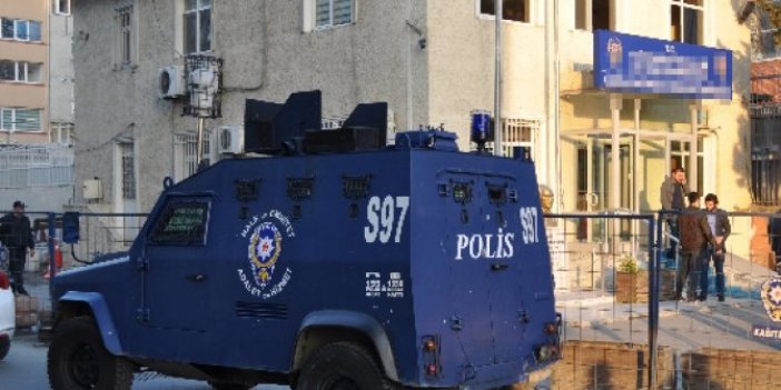 Polis karakolu bile soyuldu. Eyvah eyvah bu da oldu. Emanetteki para ve uyuşturucu çalındı