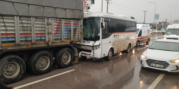 İzmit'te kaygan zemin kazaya neden oldu: 8 kişi yaralandı