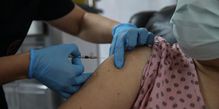 Korona aşısı olan 4 sağlık çalışanı daha fenalaştı