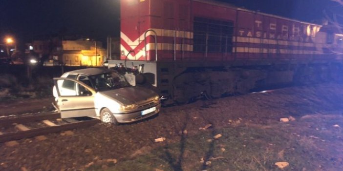 Aydın'da lokomotif ile otomobil çarpıştı