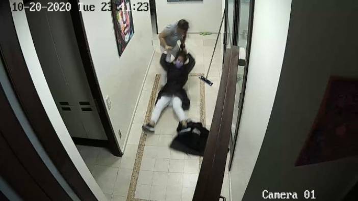 Klinikteki iki kadının yumruk yumruğa kavgası kamerada. Kadın kadını öldüresiye dövdü