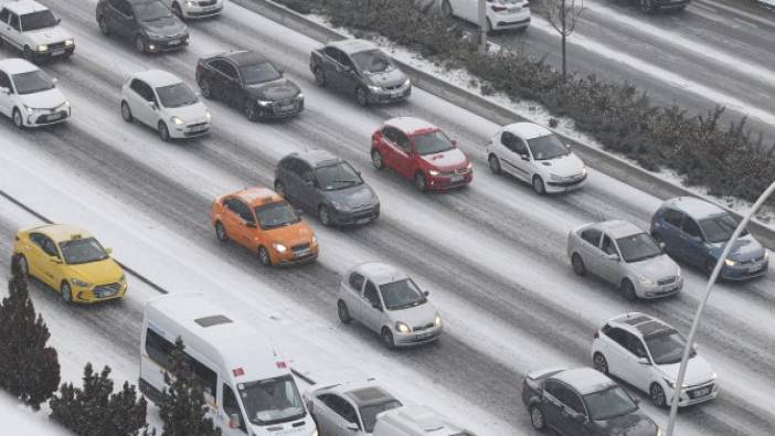 Ankara'ya mevsimin ilk karı yağdı. Yollar buz pistine döndü sürücüler zor anlar yaşadı.